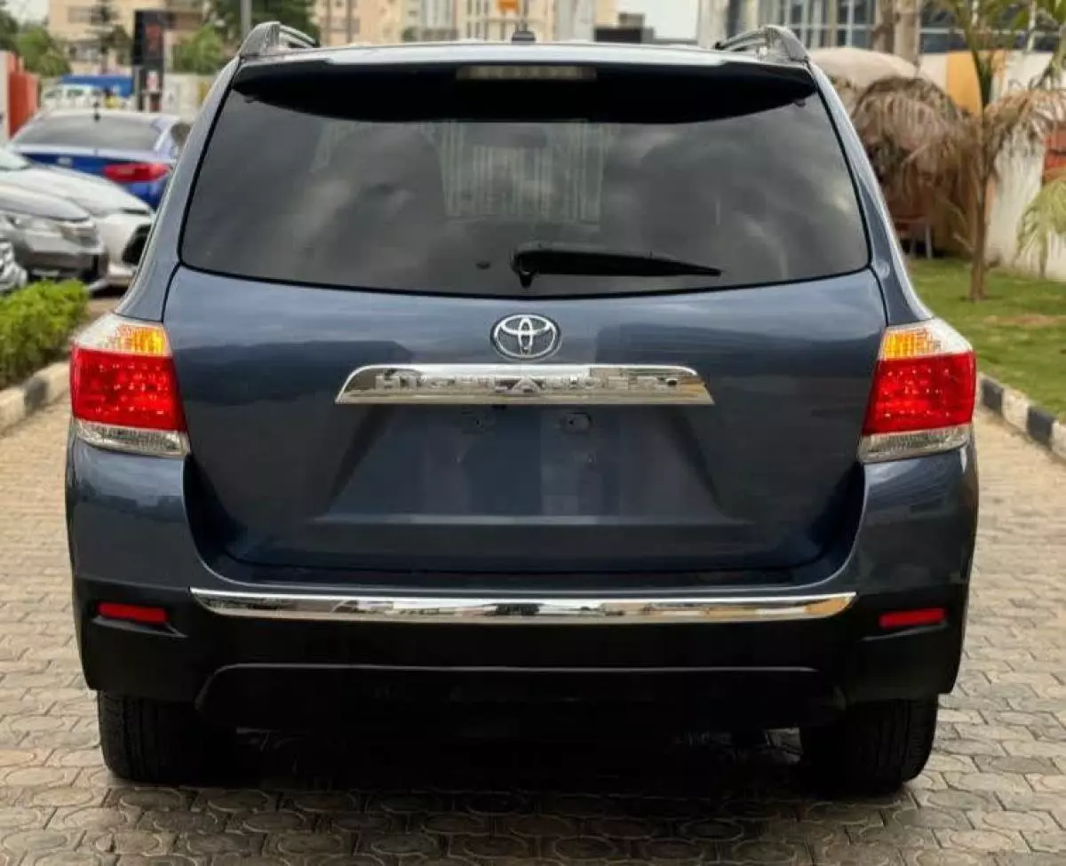 Toyota Highlander   - 2013