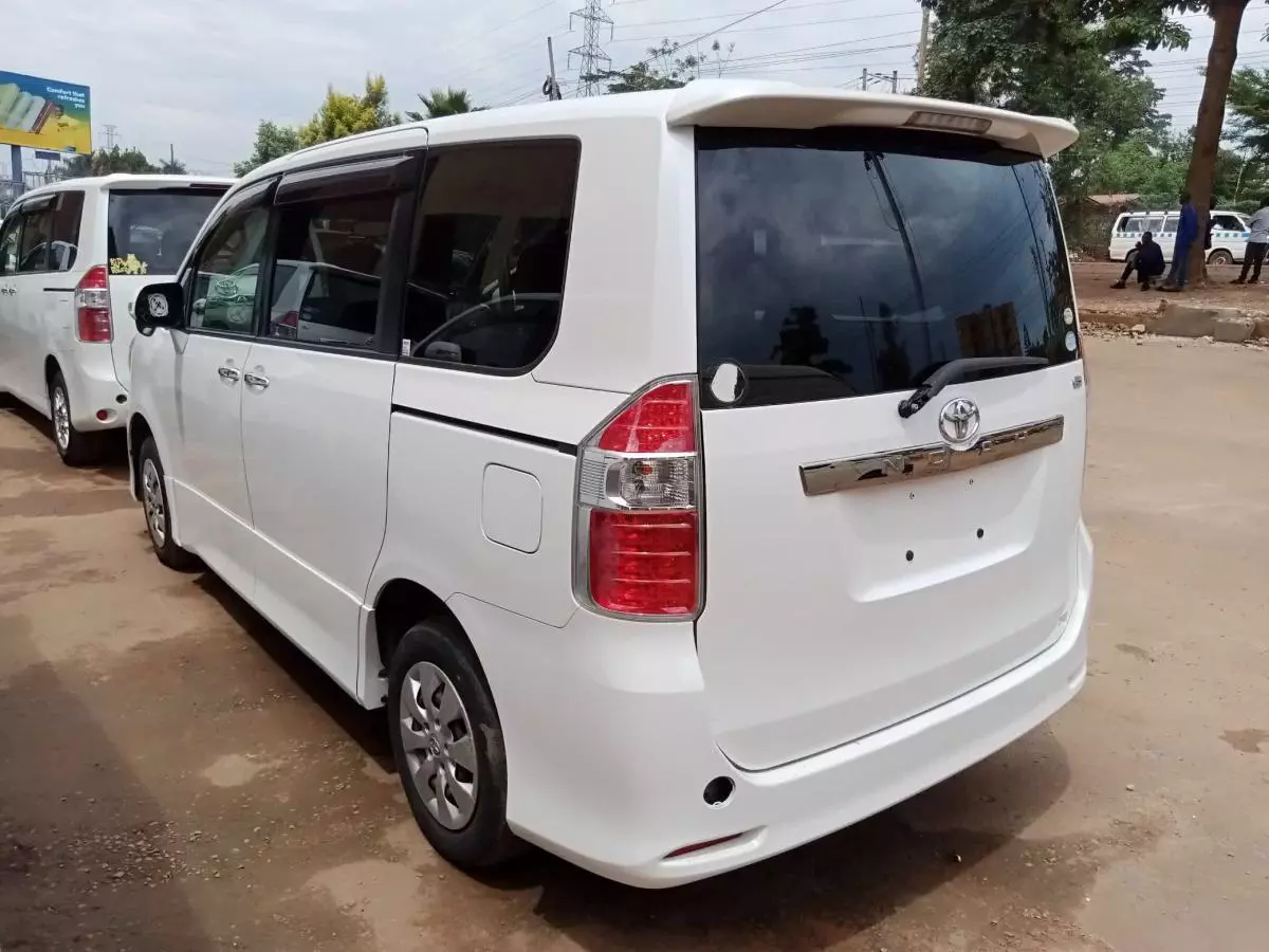 Toyota Noah   - 2009