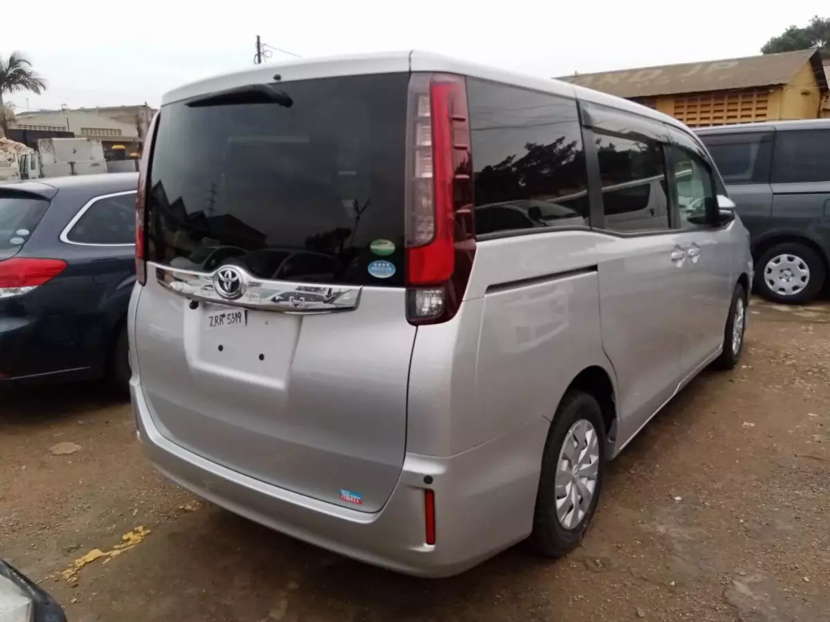 Toyota Noah   - 2015