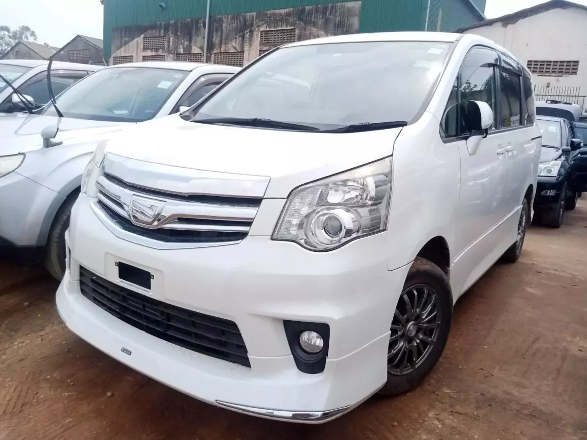 Toyota Noah   - 2011