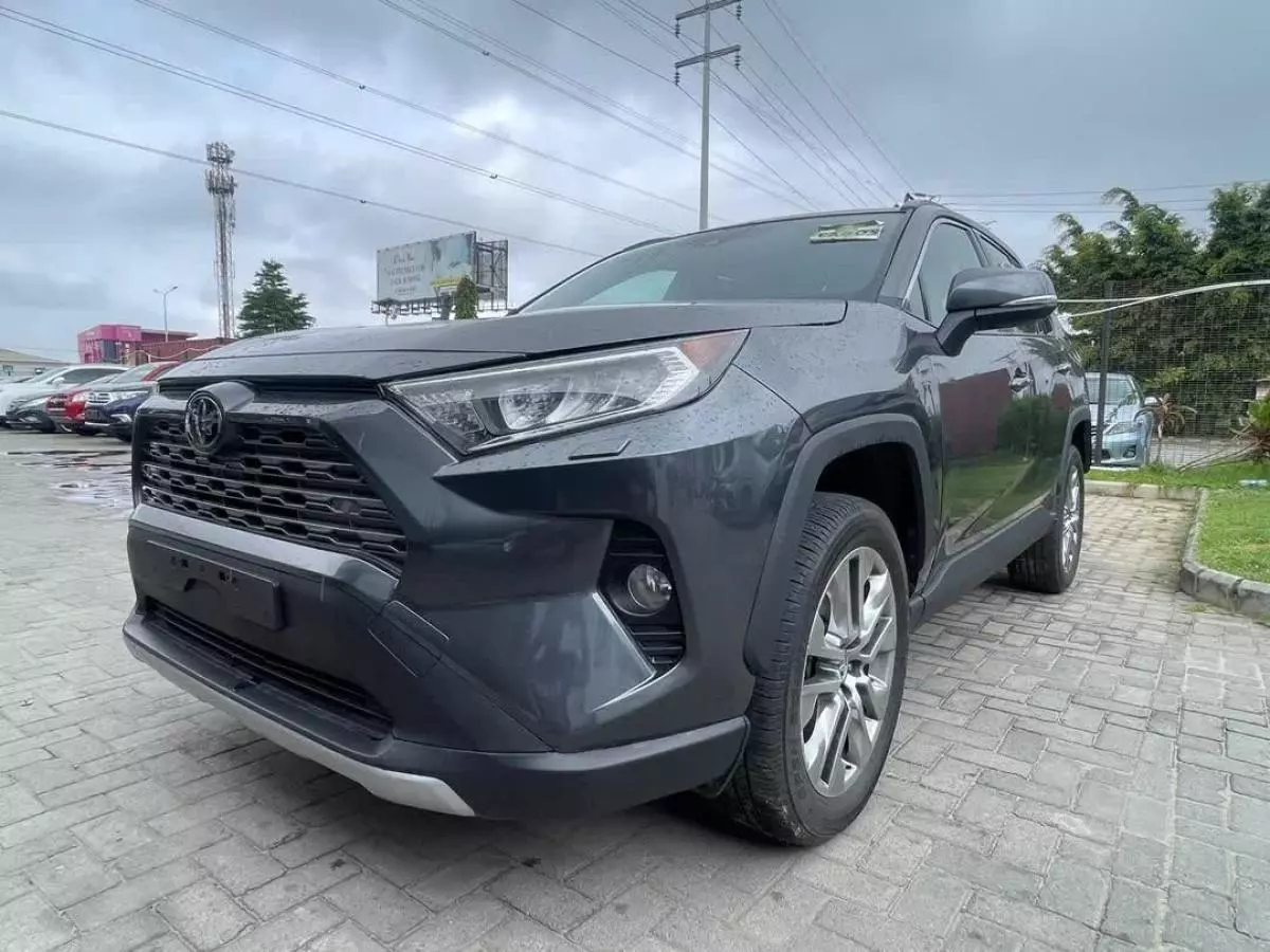 Toyota RAV 4   - 2019