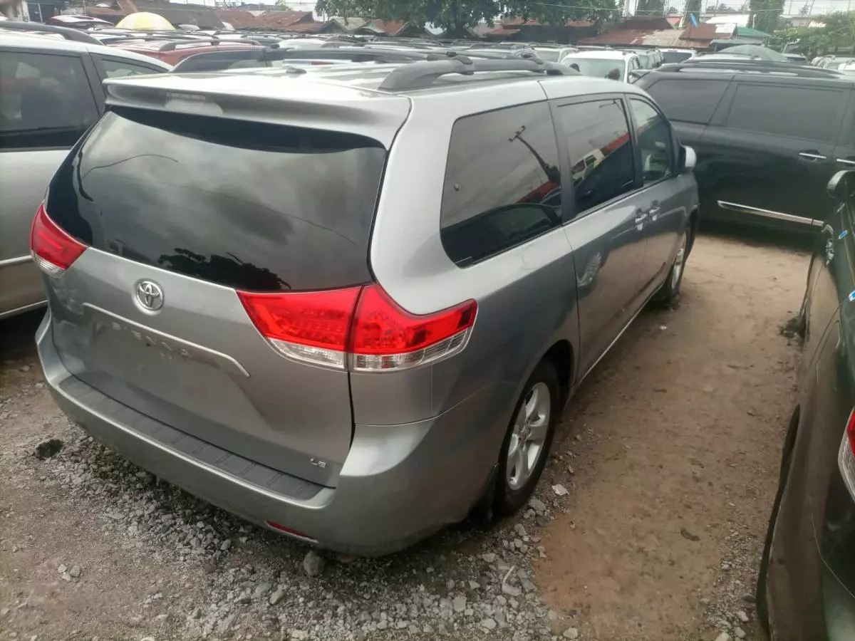 Toyota Sienna   - 2011