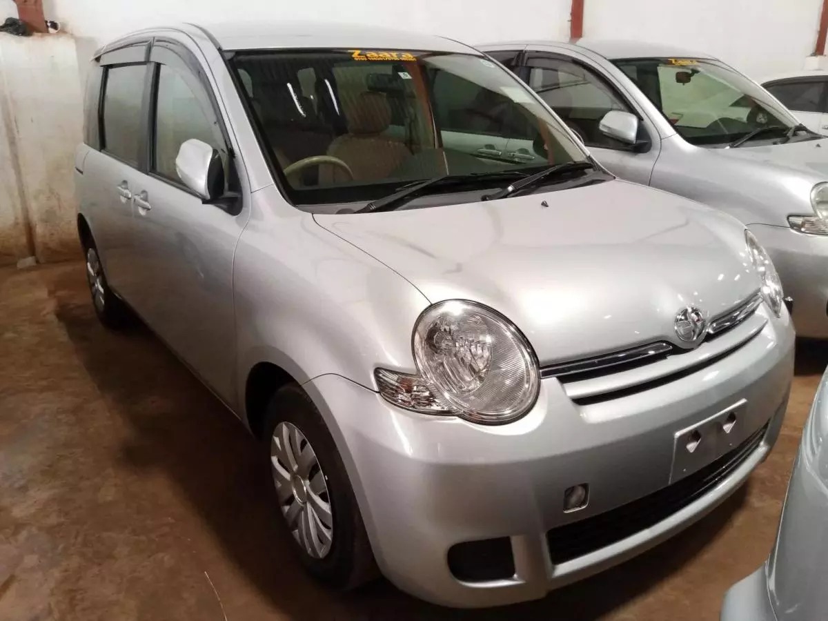 Toyota Sienta   - 2011