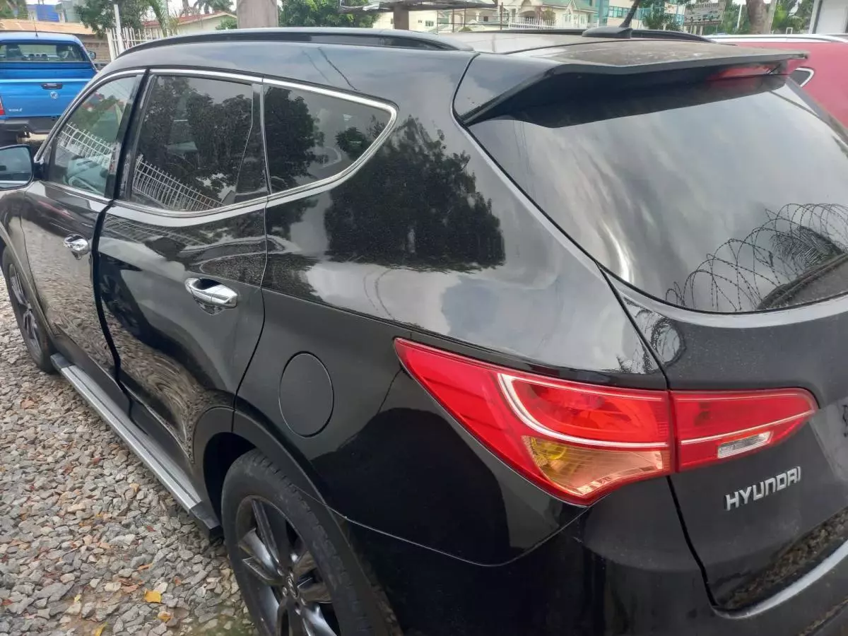 Hyundai Santa Fe   - 2015