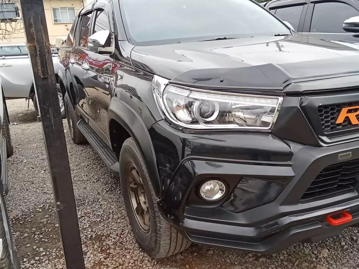 Toyota Hilux Revo    - 2017