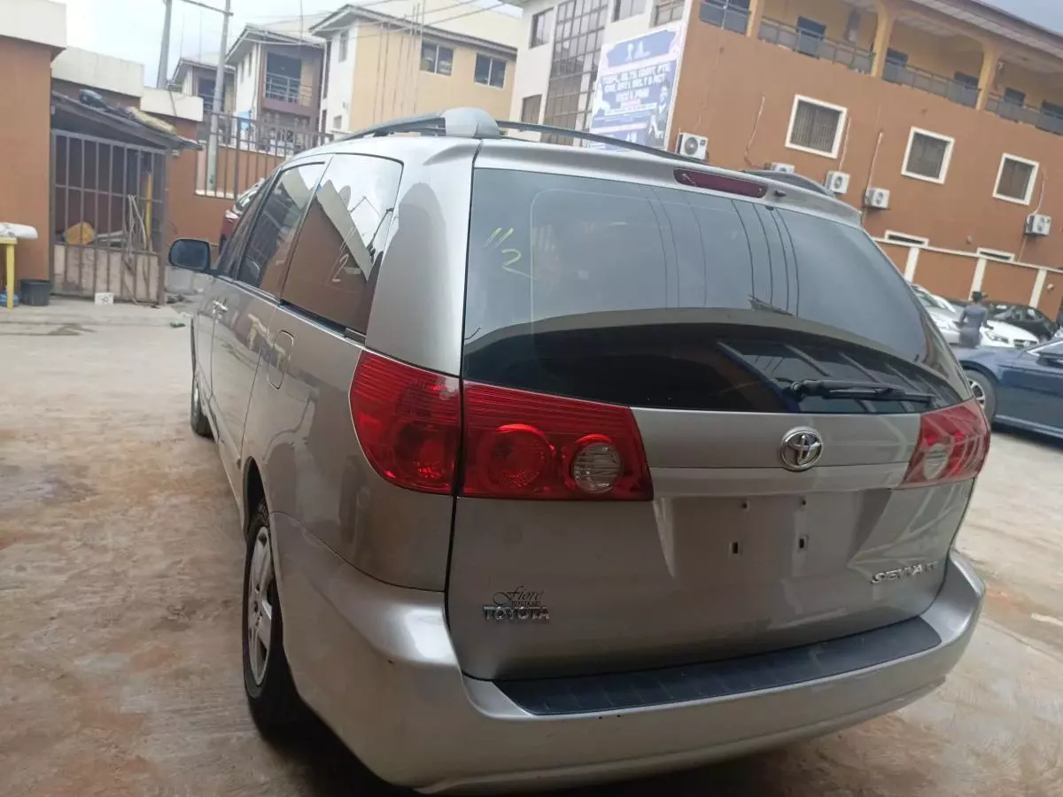 Toyota Sienna   - 2006