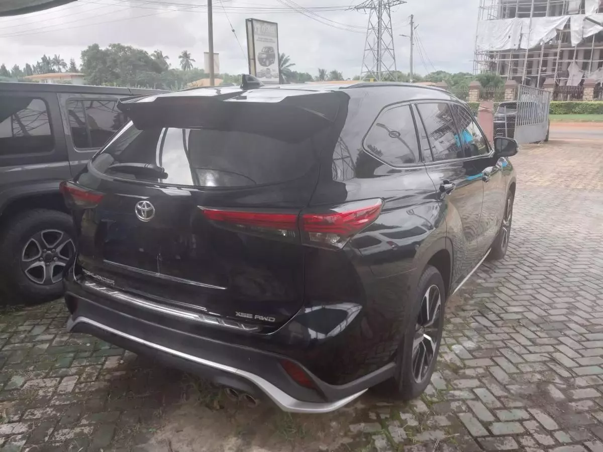 Toyota Highlander   - 2021