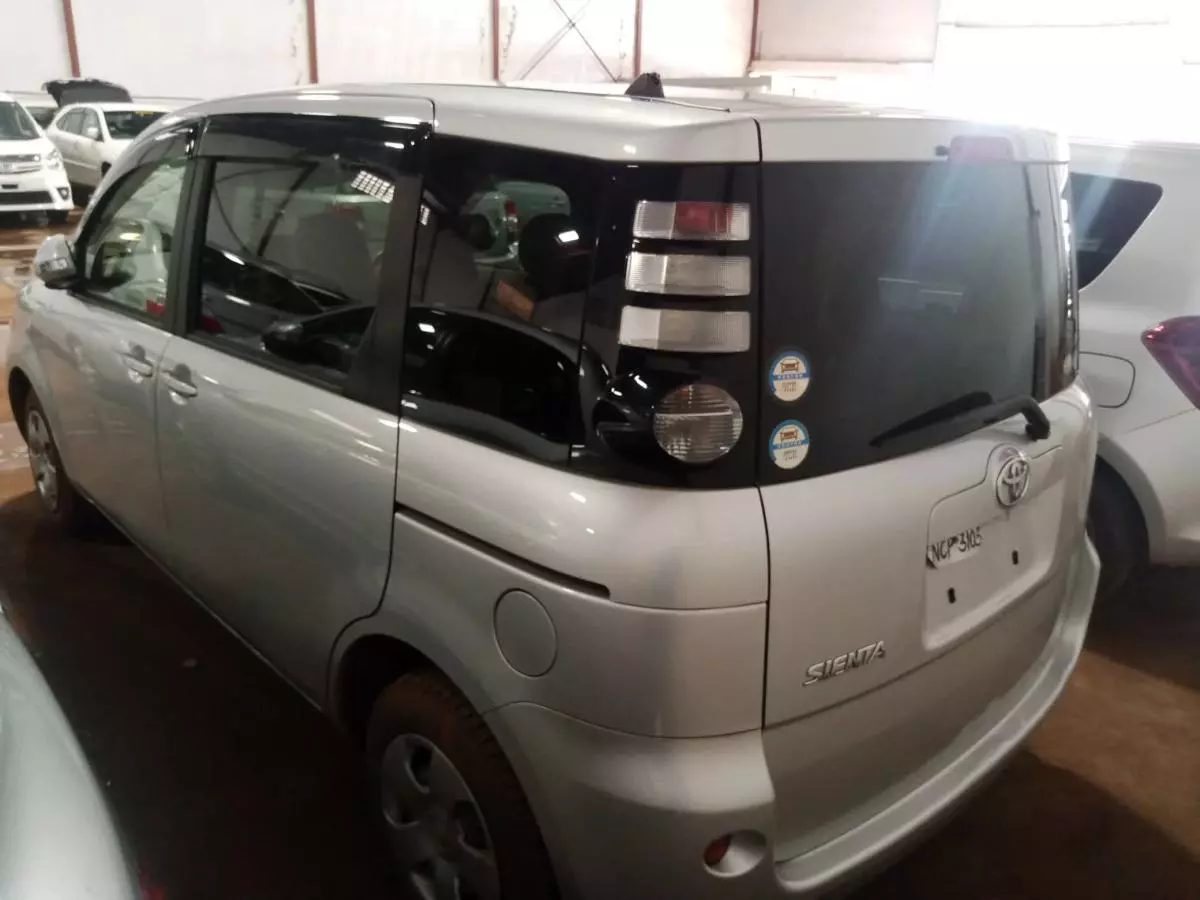 Toyota Sienta   - 2009