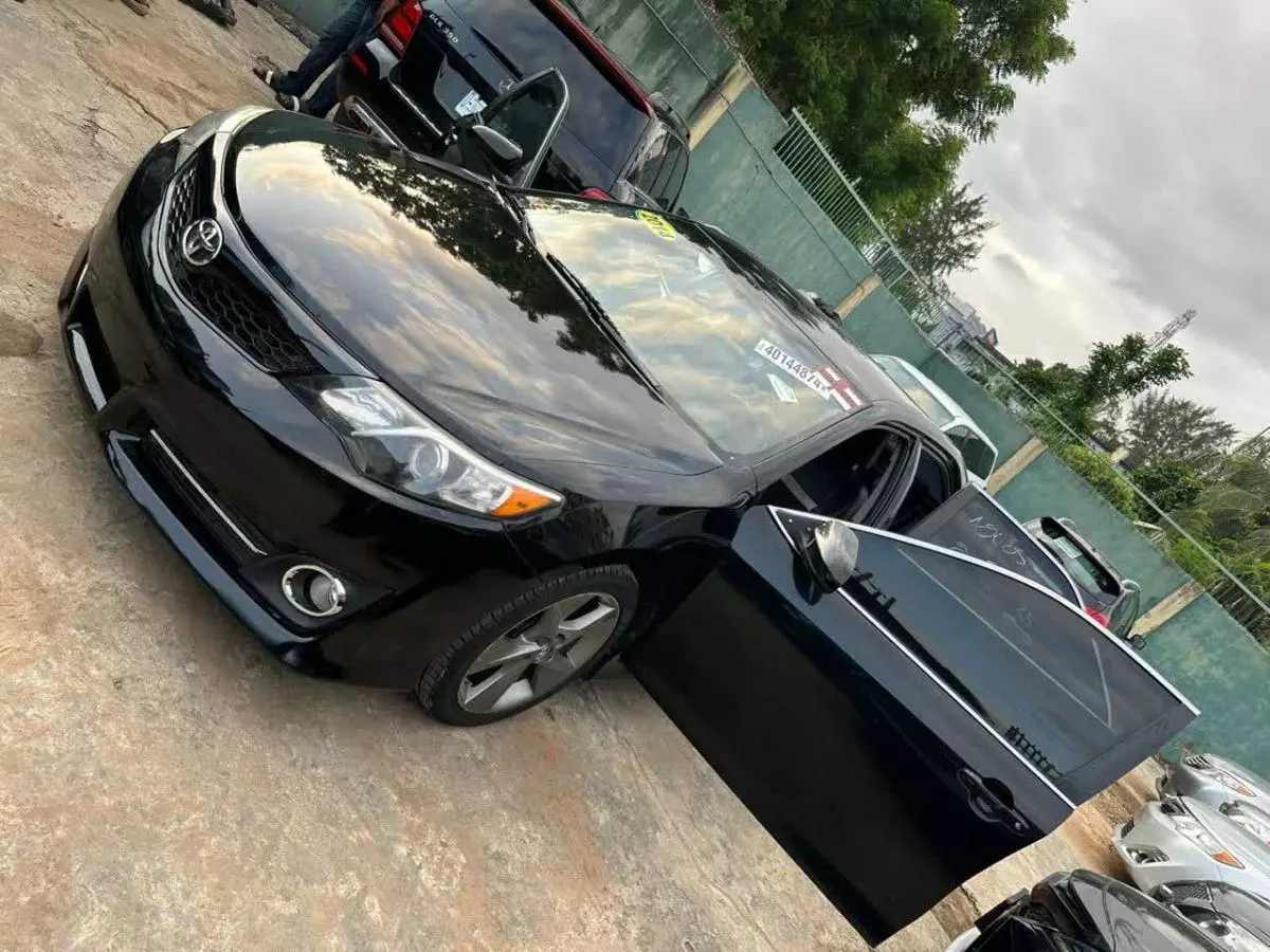 Toyota Camry   - 2014