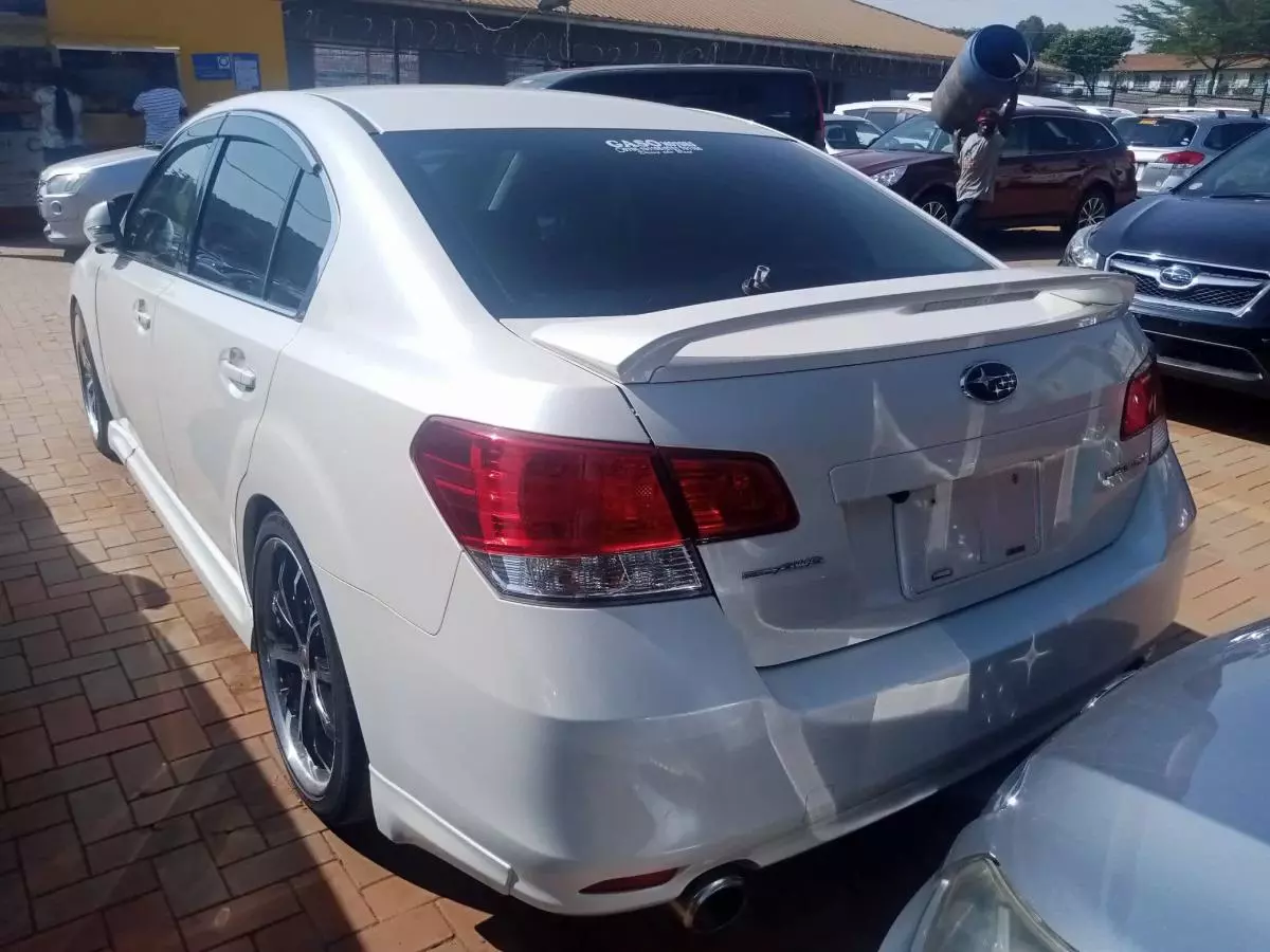 Subaru Legacy   - 2010