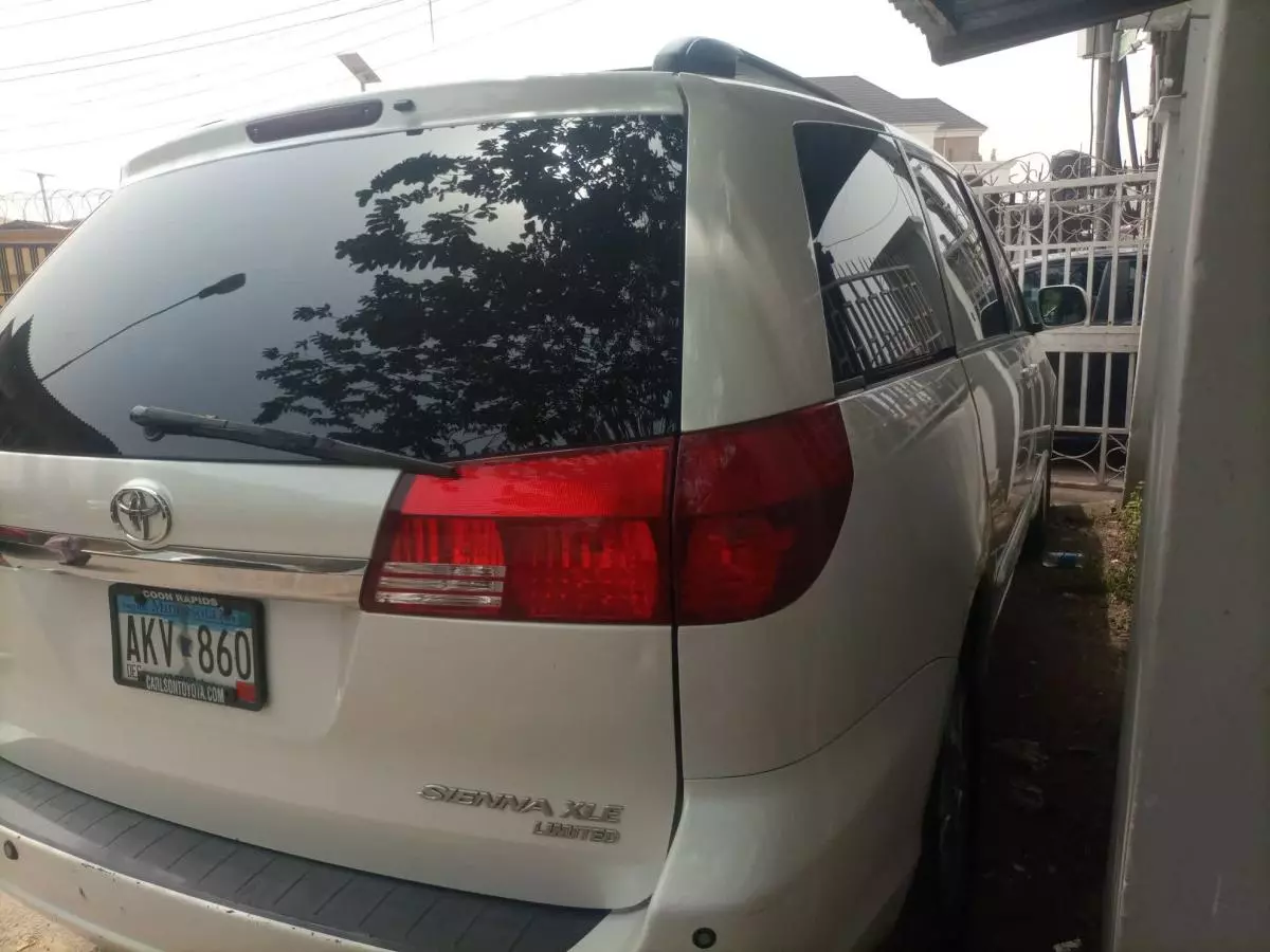 Toyota Sienna - 2005