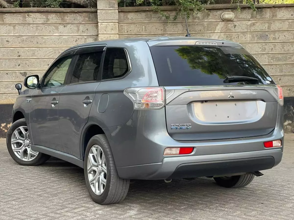 Mitsubishi Plug-in Hybrid Outlander - 2015