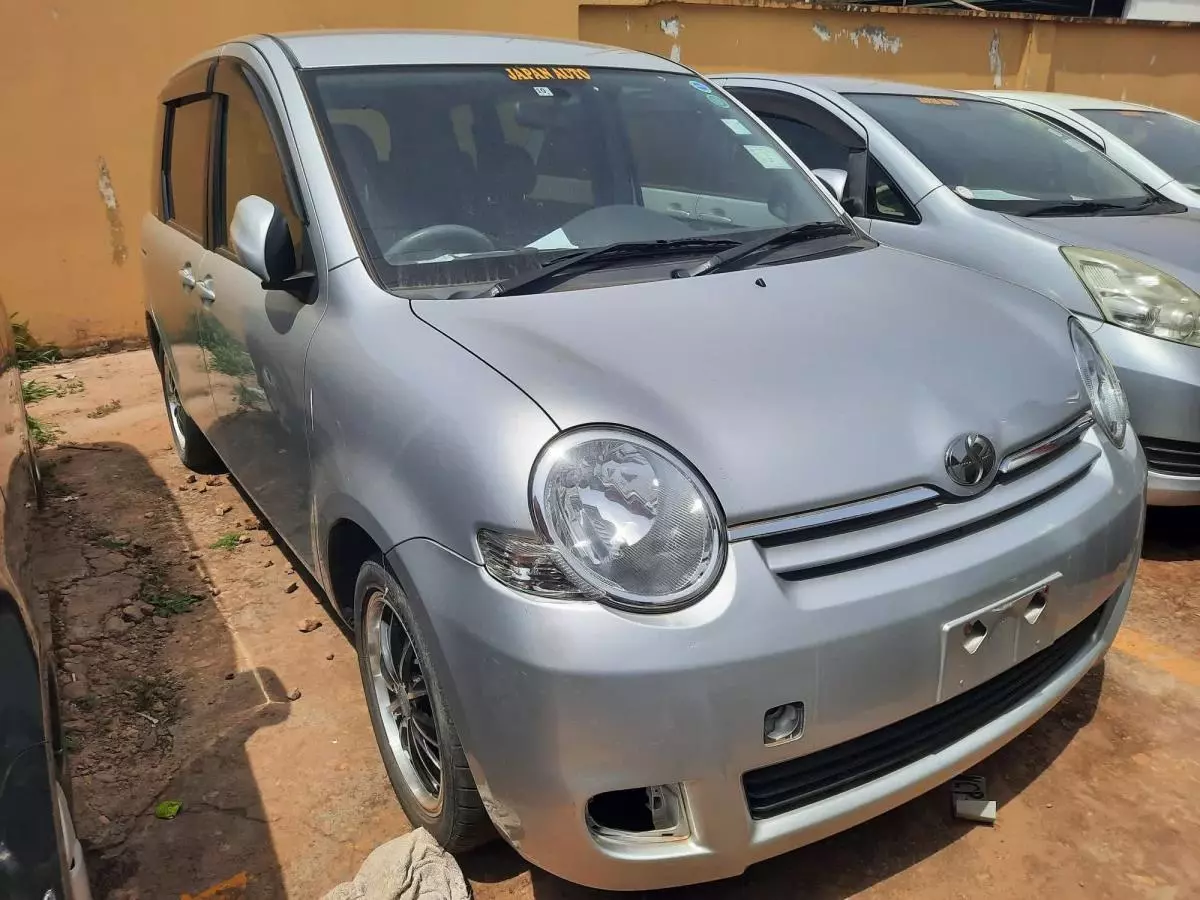 Toyota Sienta - 2008