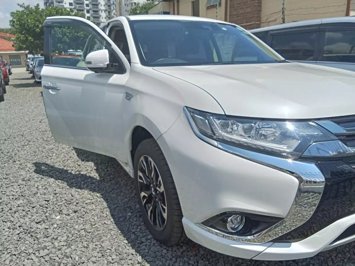 Mitsubishi Outlander hybrid    - 2017