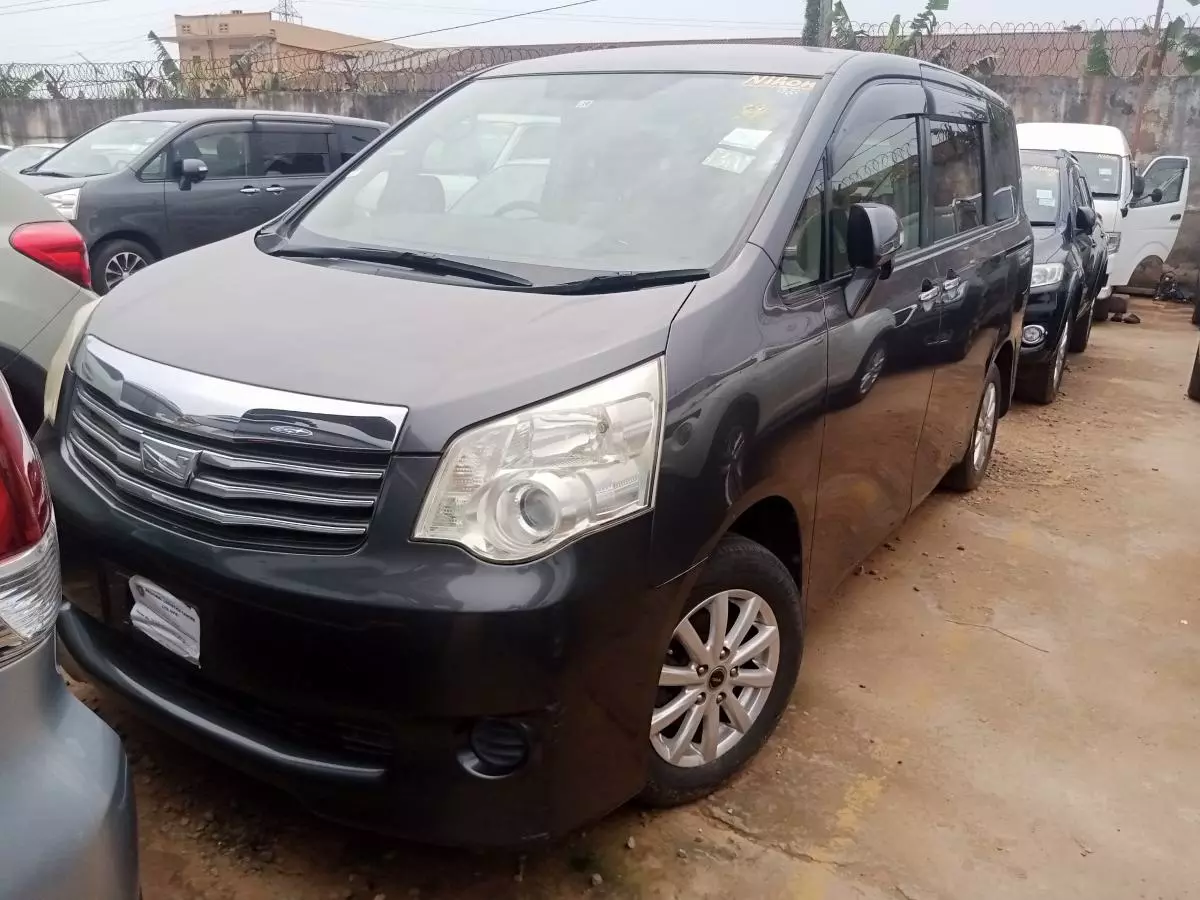 Toyota Noah   - 2012