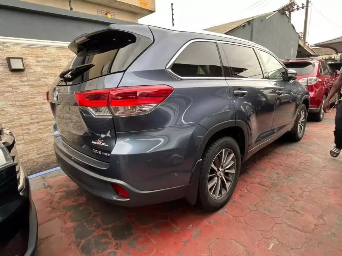 Toyota Highlander   - 2017