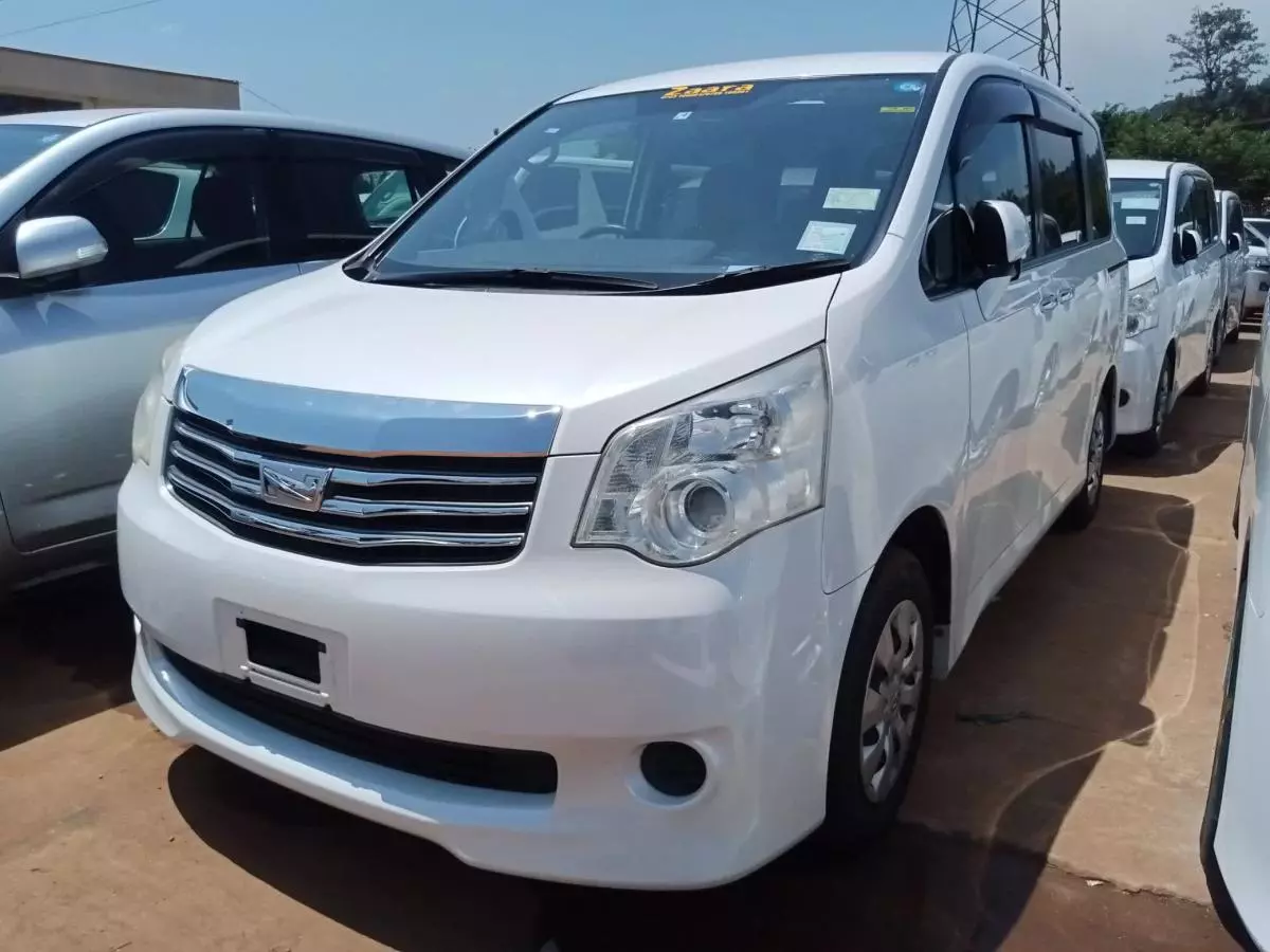 Toyota Noah   - 2011