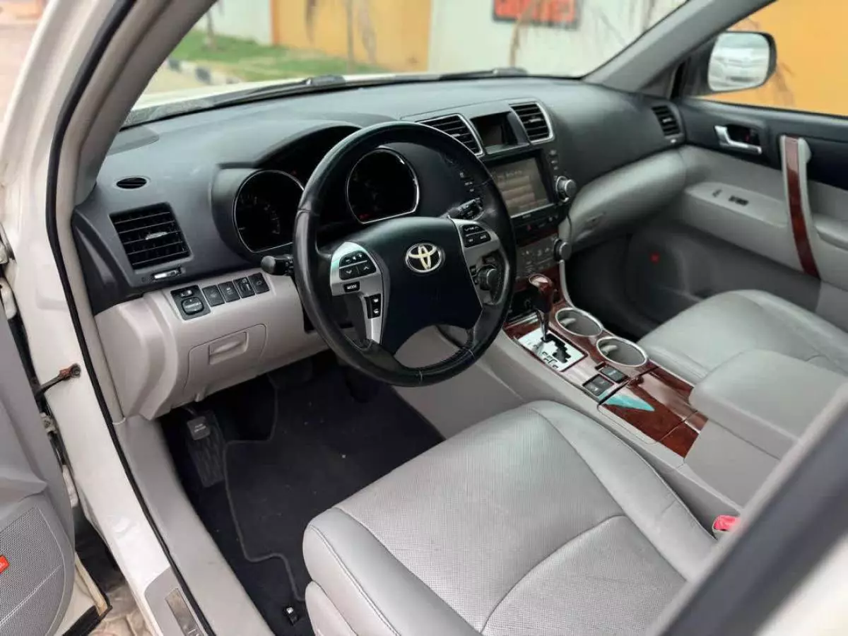 Toyota Highlander   - 2012