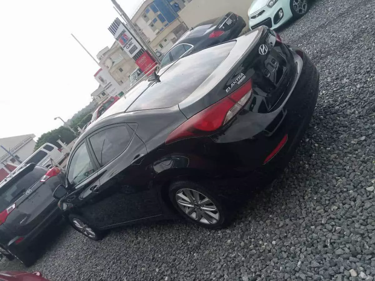 Hyundai Elantra   - 2013