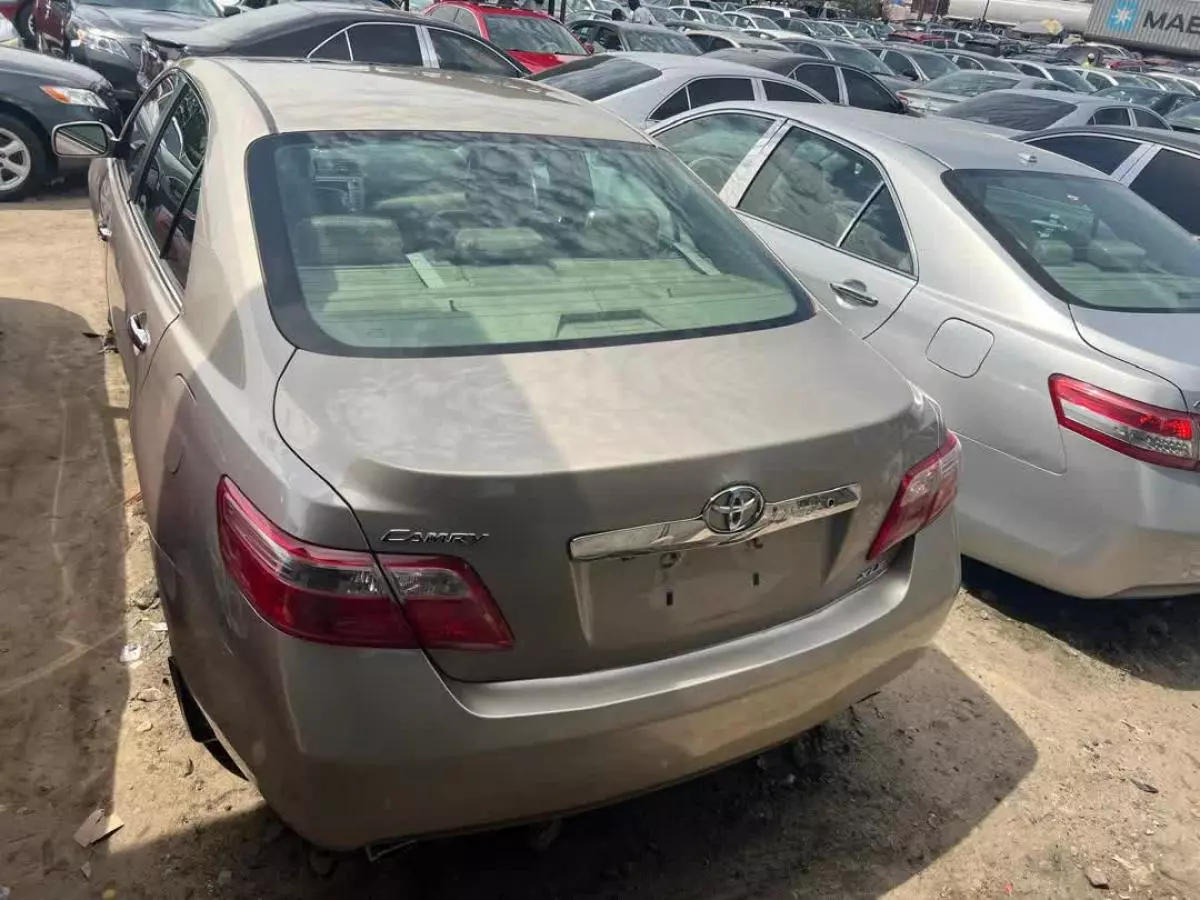 Toyota Camry   - 2009