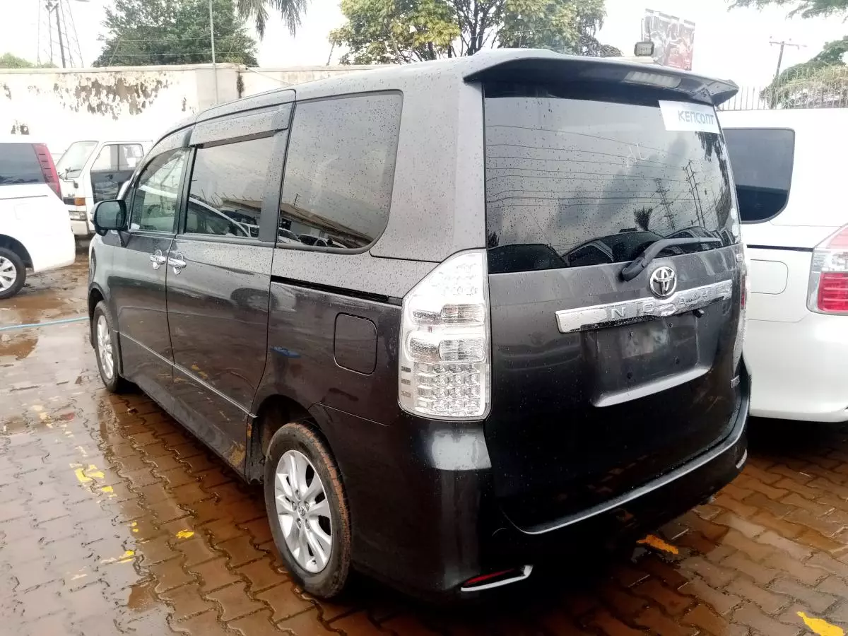 Toyota Noah   - 2011