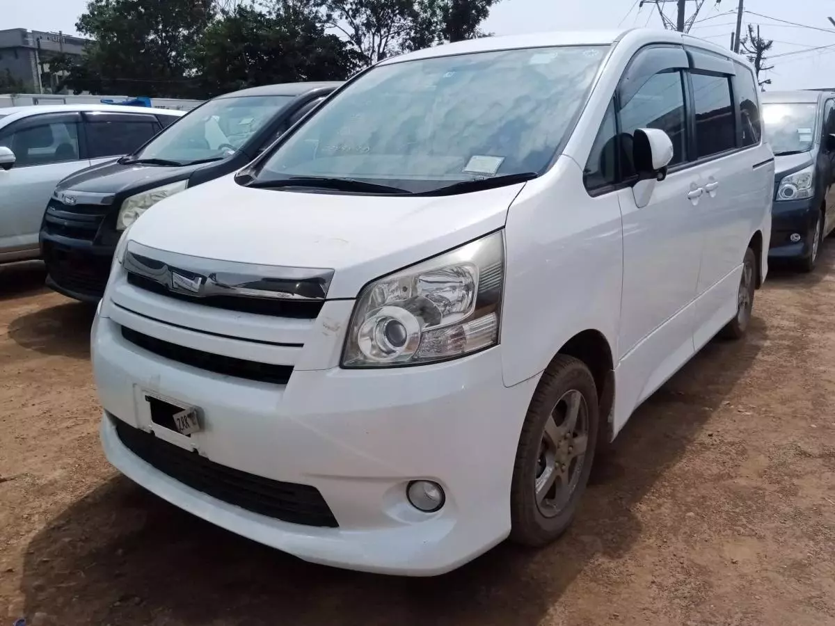 Toyota Noah   - 2009