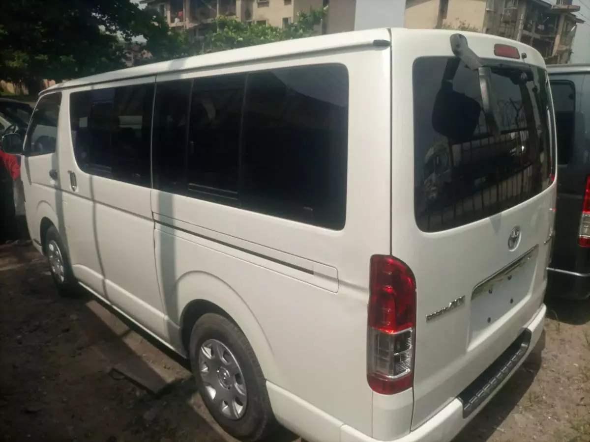 Toyota Hiace   - 2011