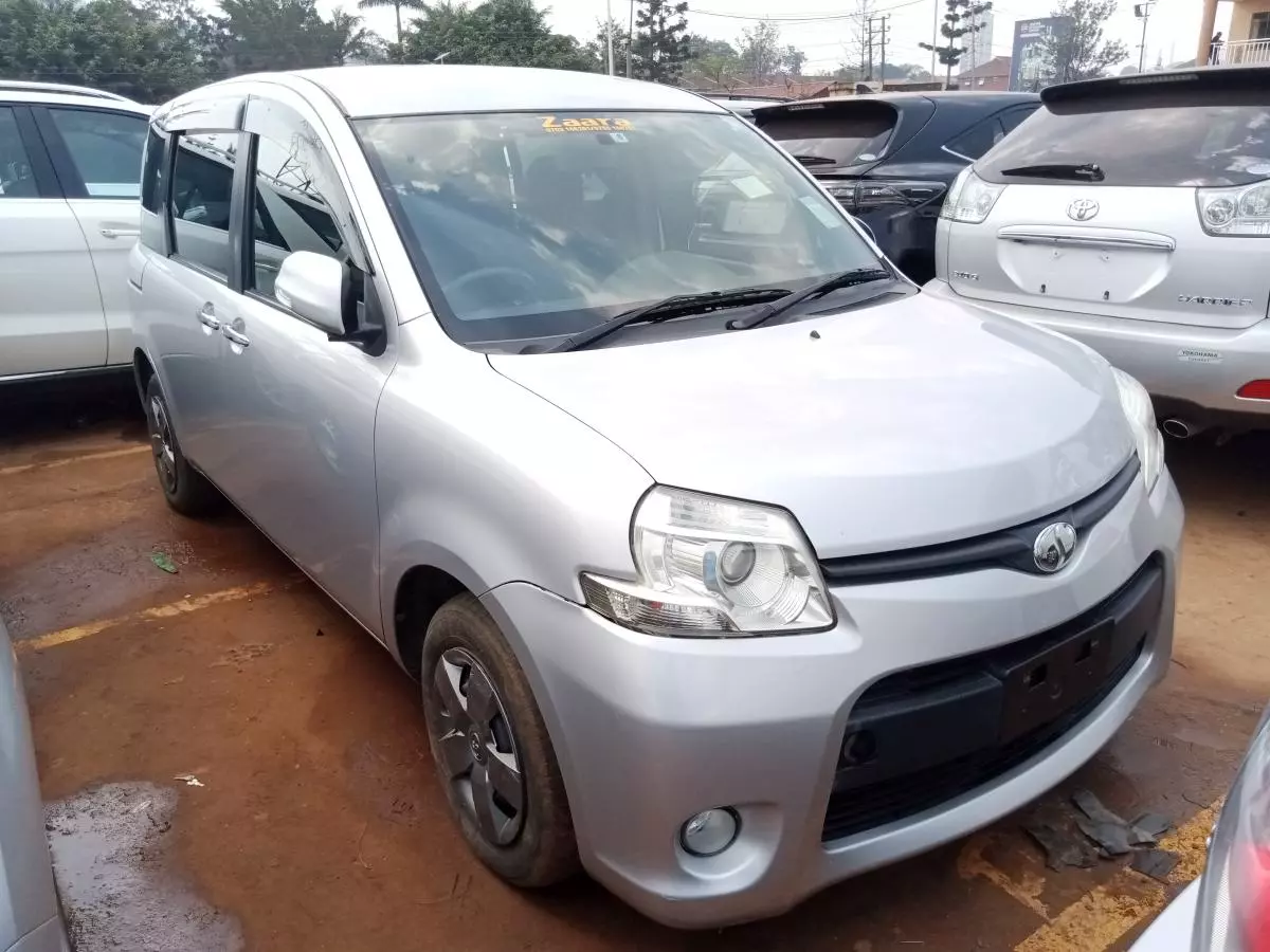 Toyota Sienta   - 2011