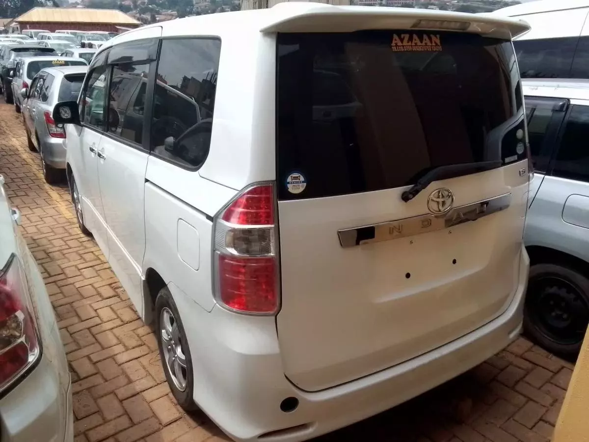 Toyota Noah - 2010