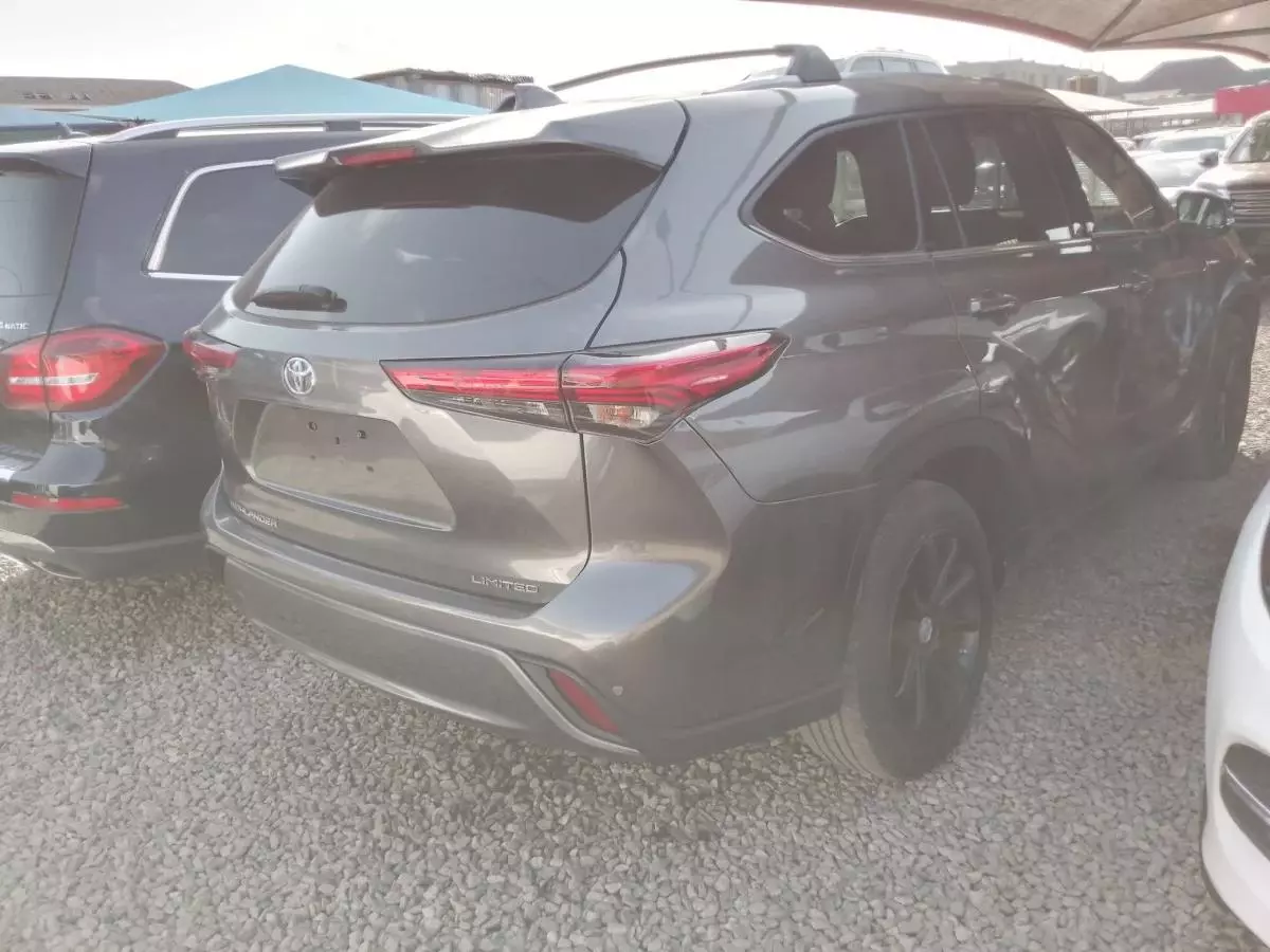 Toyota Highlander   - 2021