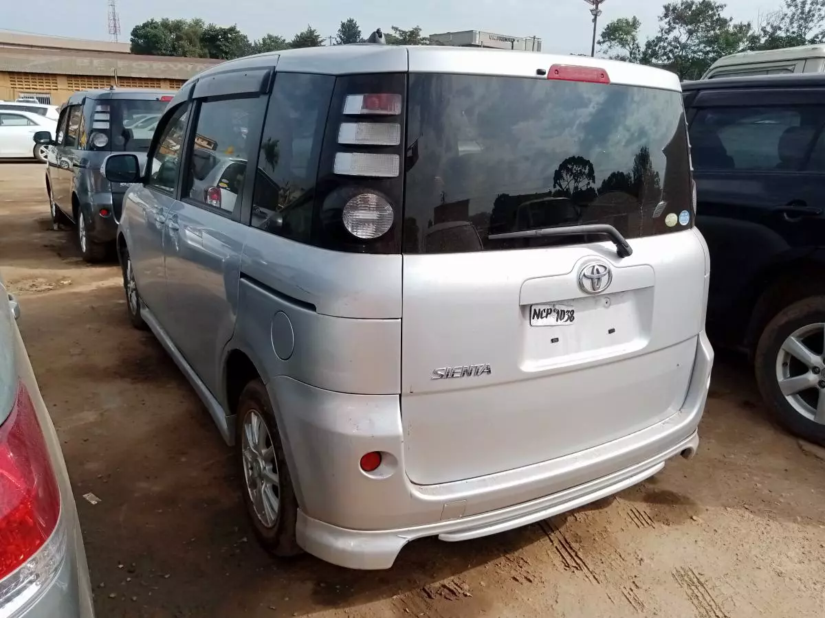 Toyota Sienta   - 2009