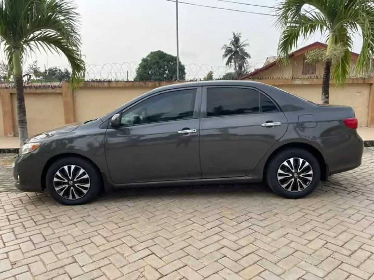 Toyota Corolla   - 2010