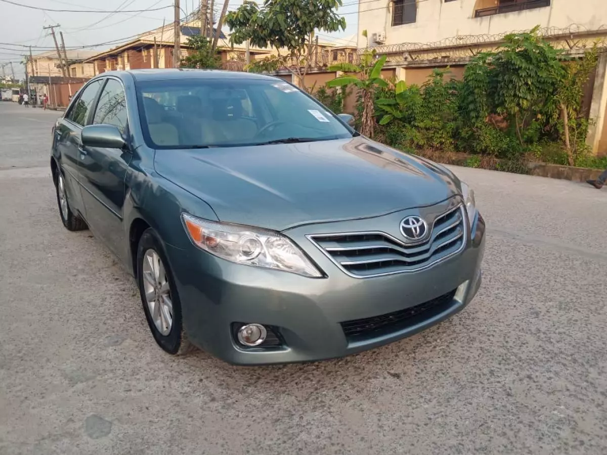 Toyota Camry   - 2011