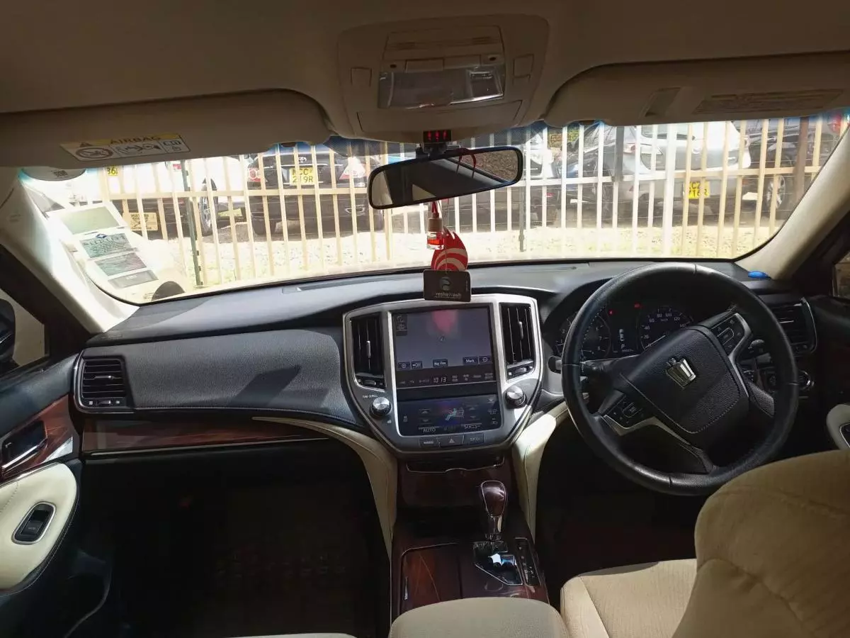 Toyota Crown Royal saloon  - 2014