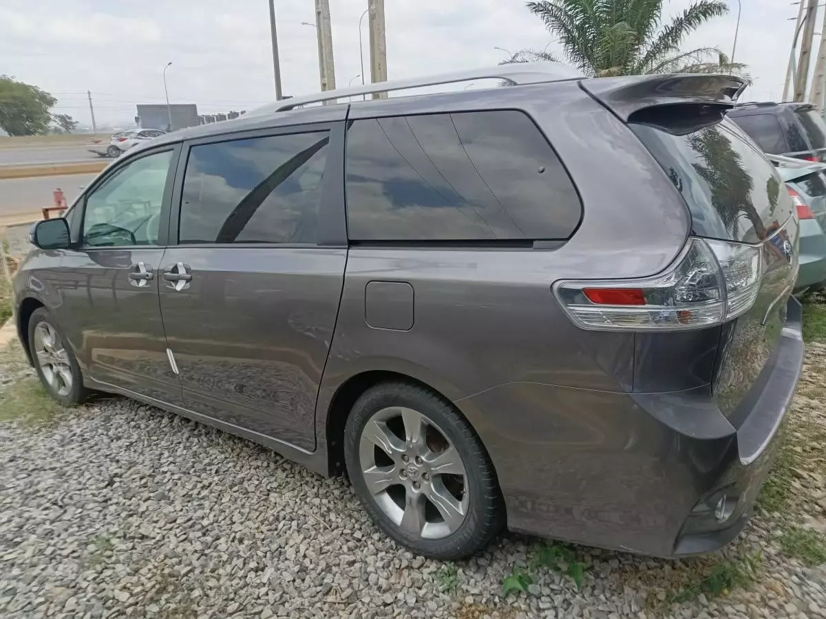 Toyota Sienna   - 2011