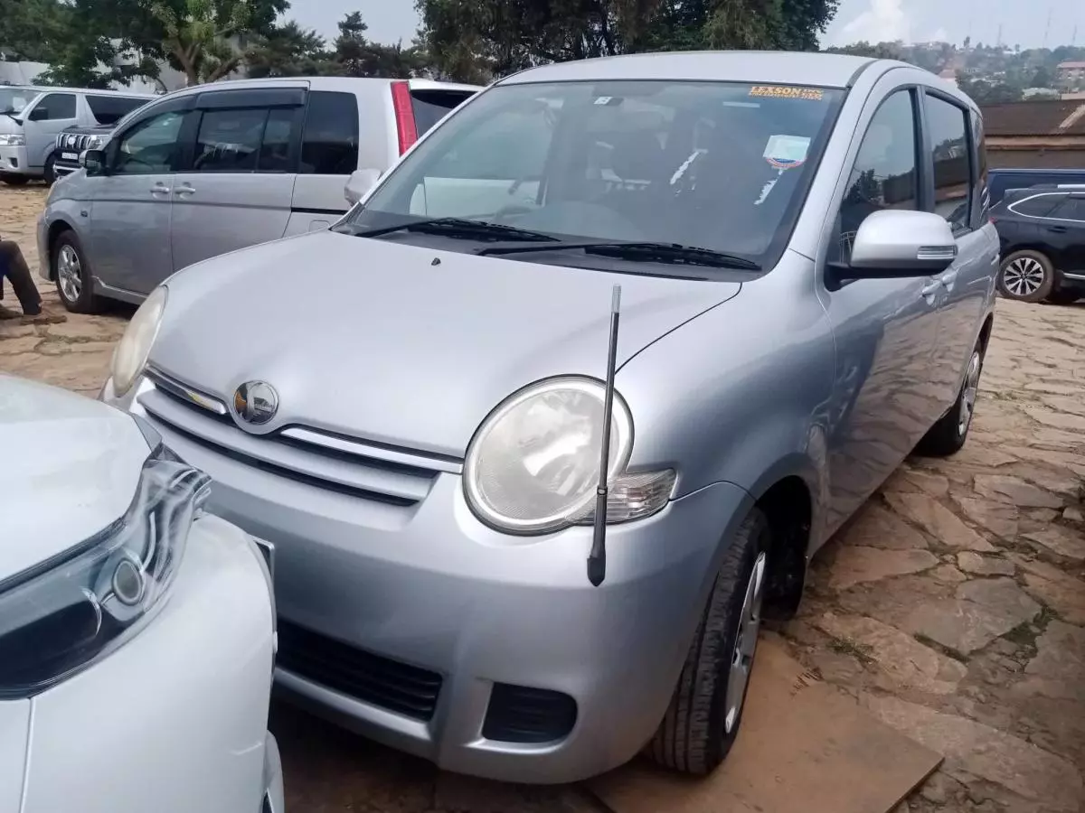 Toyota Sienta   - 2009