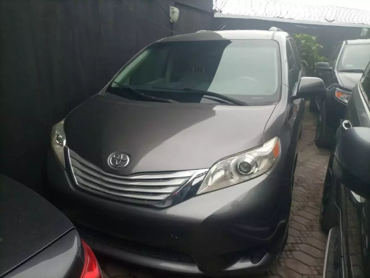 Toyota Sienna   - 2011