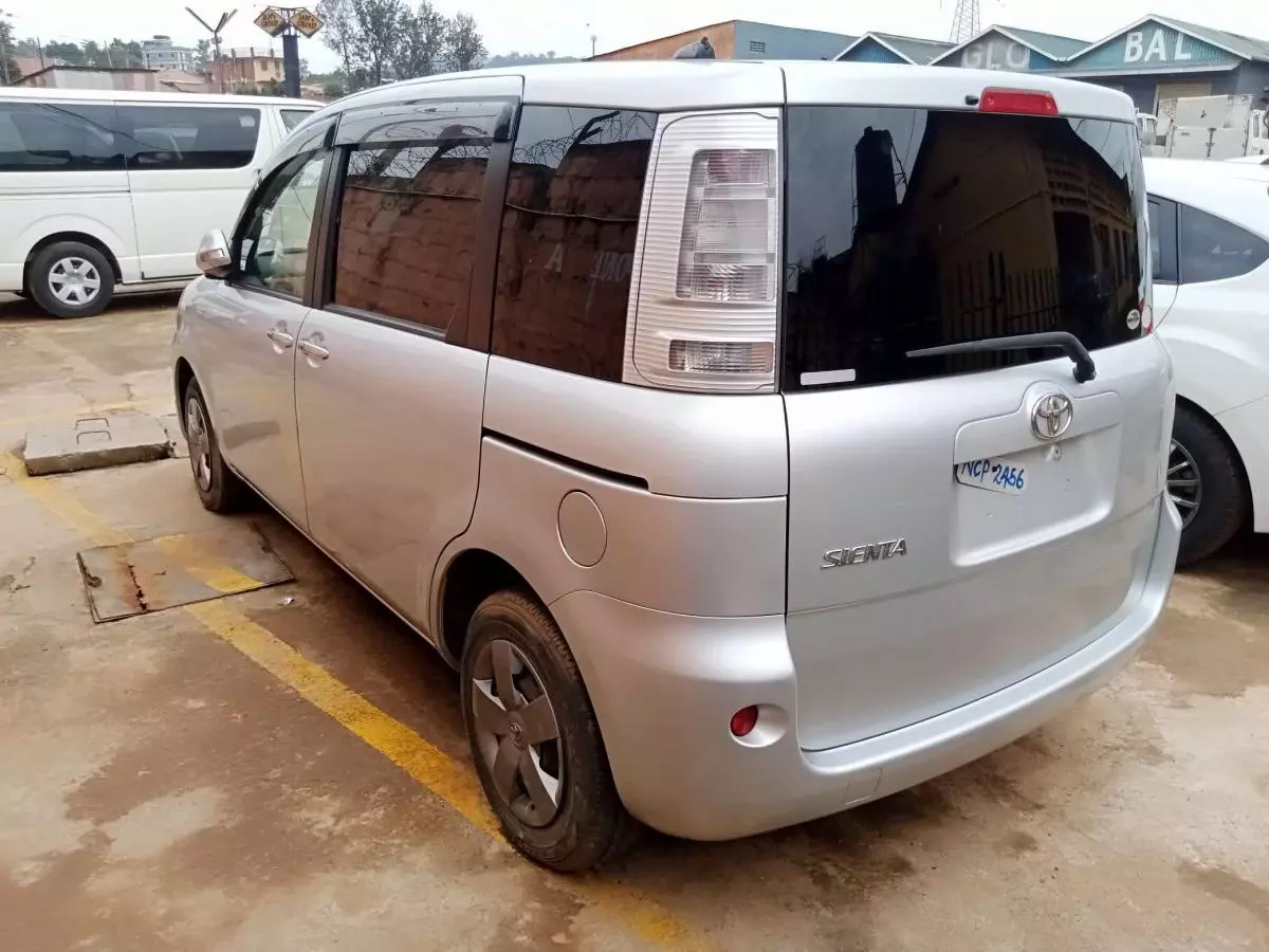 Toyota Sienta   - 2012