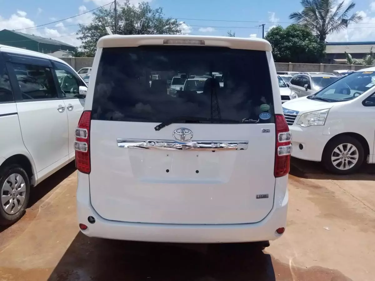 Toyota Noah   - 2012