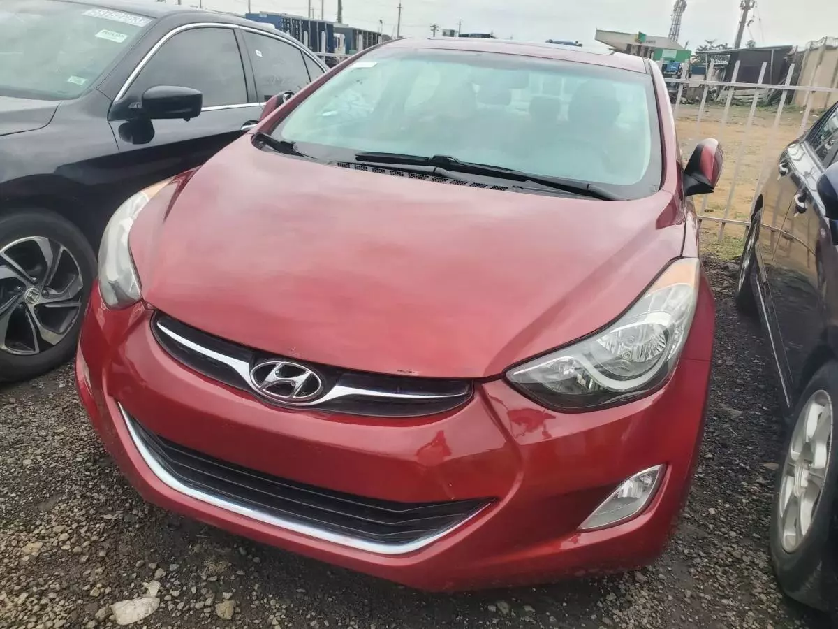 Hyundai Elantra   - 2011