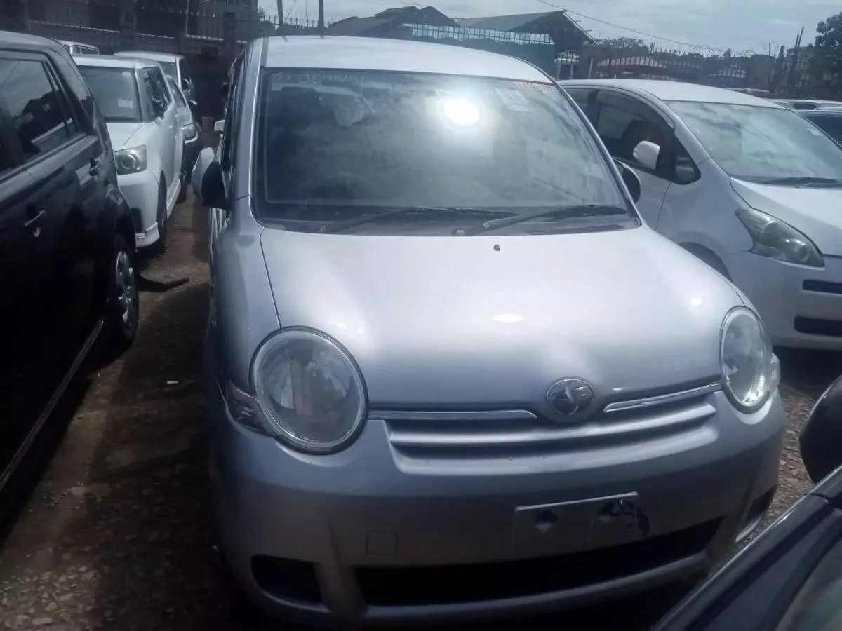 Toyota Sienta   - 2009