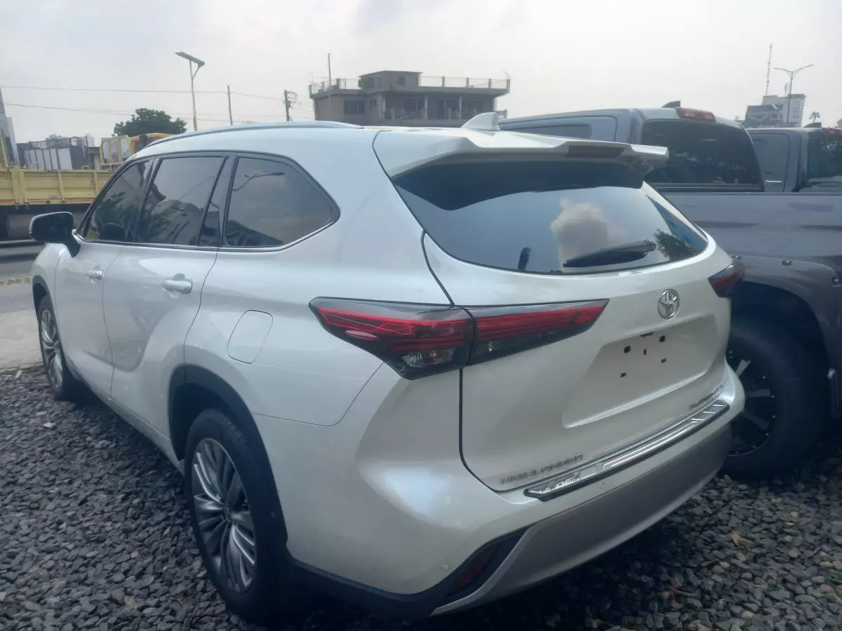 Toyota Highlander   - 2020