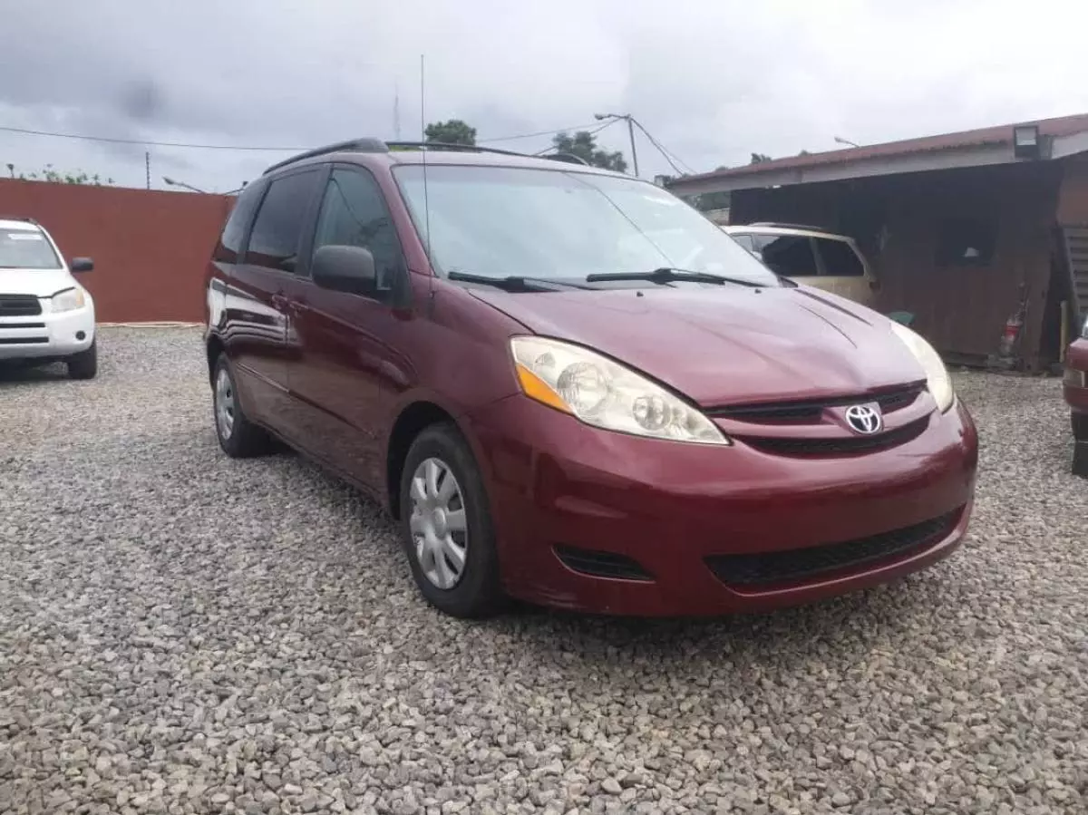 Toyota Sienna   - 2010