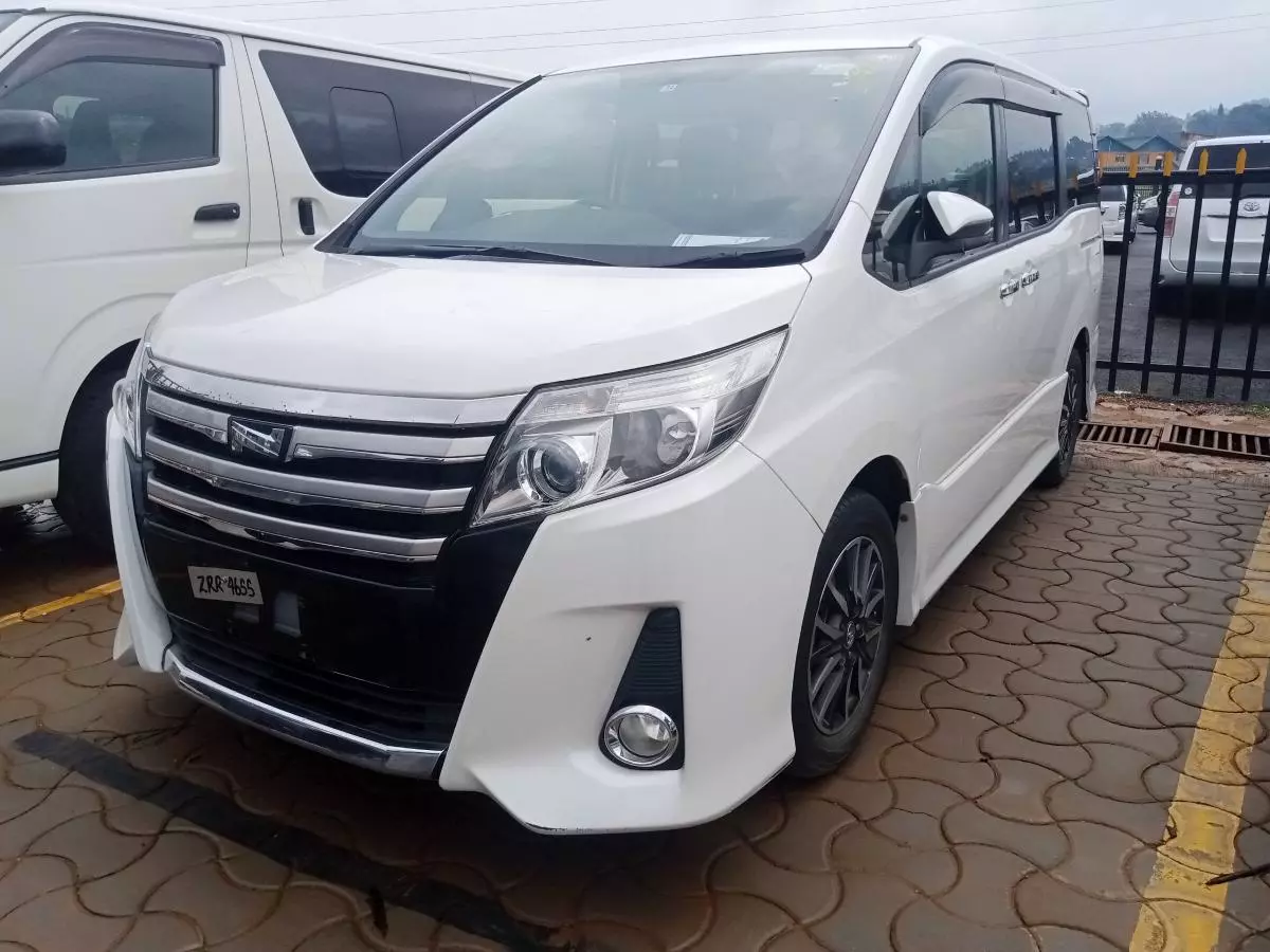 Toyota Noah   - 2015