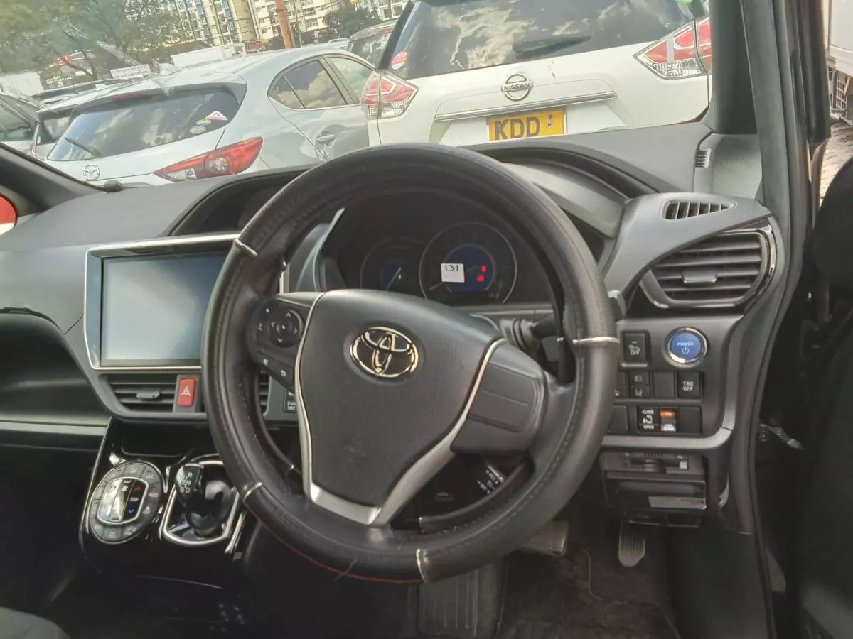 Toyota Voxy Hybrid   - 2017