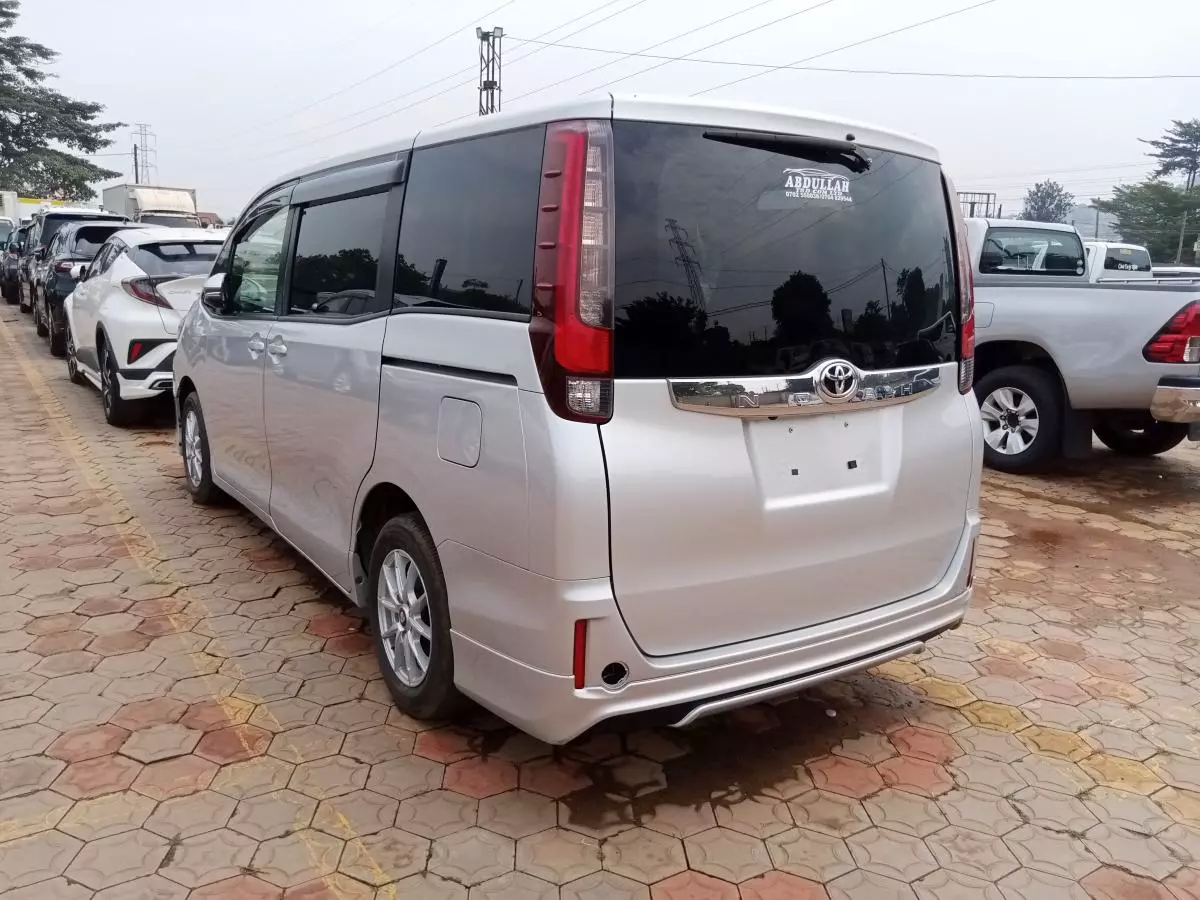 Toyota Noah   - 2014