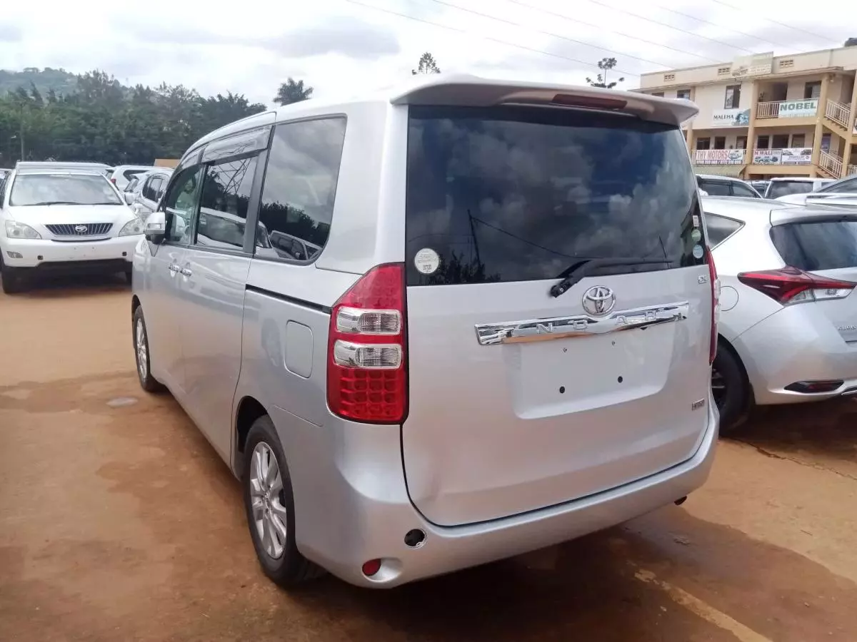 Toyota Noah   - 2011