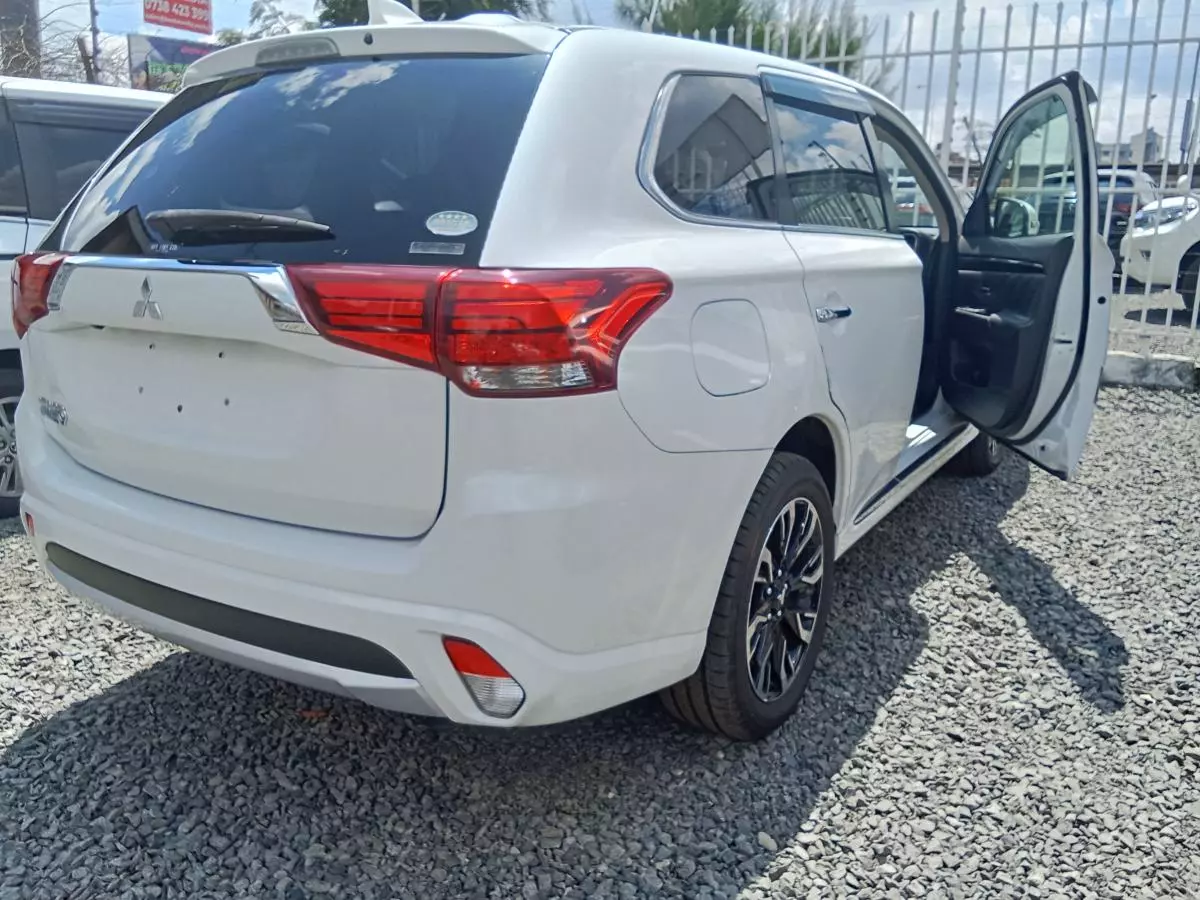 Mitsubishi Outlander hybrid    - 2017