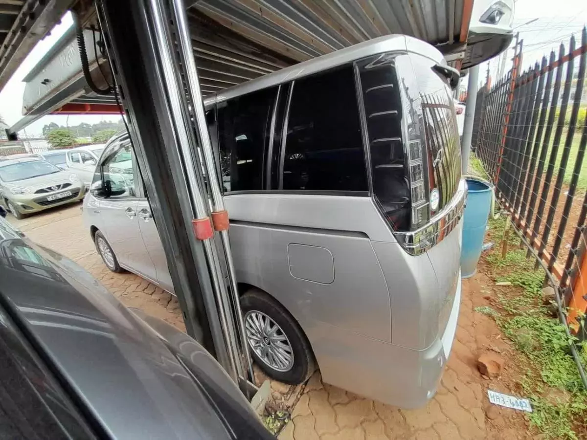 Toyota Voxy  - 2016