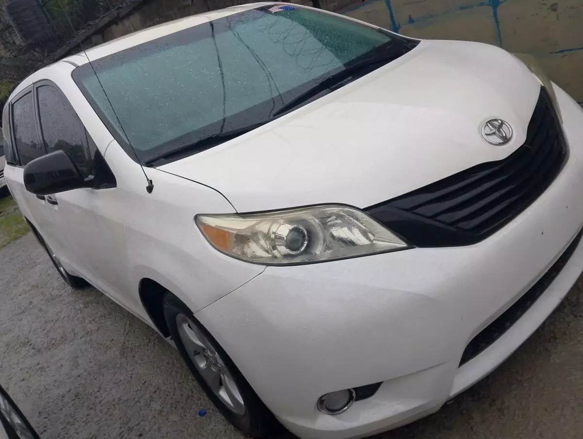 Toyota Sienna   - 2011